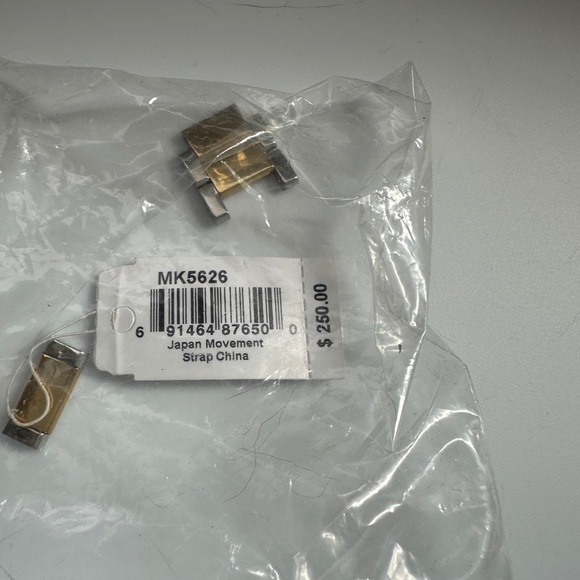 Michael Kors Parker watch silver and gold. Needs battery. 25$ - Picture 5 of 5